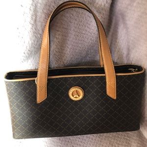 Cross body/shoulder bag/handbag of manageable size